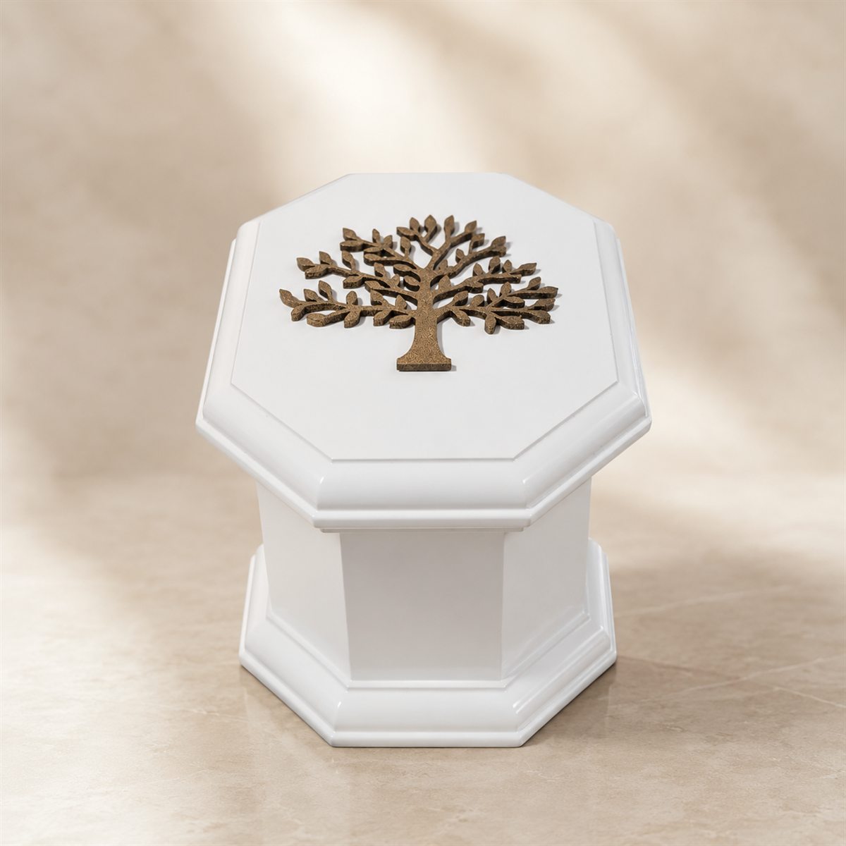 Urna blanca octogonal con árbol decorativo